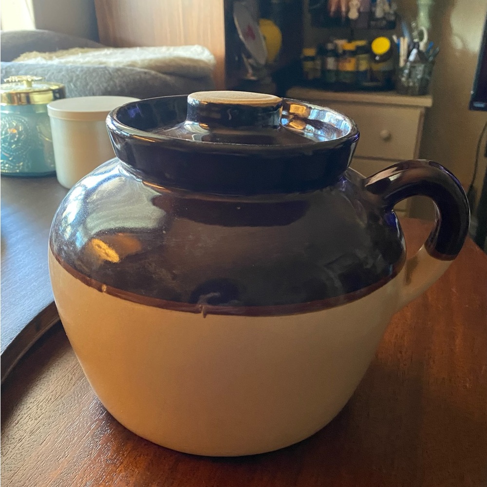Vintage Roseville Two-Tone Ceramic Glazed Bean Pot with Lid.. 8 cups